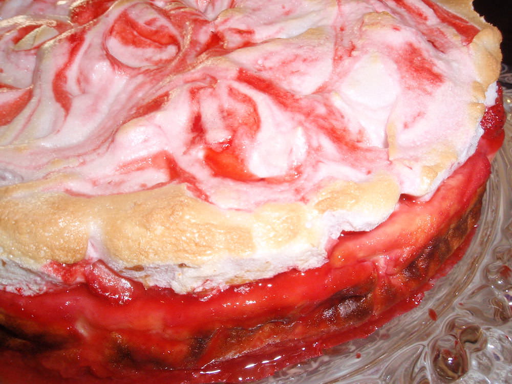 Остывшую запеканку можно полить сметаной, смешанной с клубничным вареньем