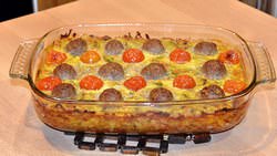 Благодаря фаршу такие запеканки сытны, благодаря томатам – сочны и аппетитно выглядят