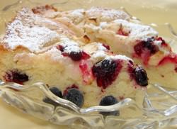 Рецепт шарлотки со смородиной может варьироваться в зависимости от того, какой вы хотите ее сделать