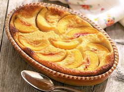 Шарлотка с персиками быстро готовится и получается очень сладкой