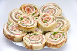 Рулетики из блинов с начинкой станут отличной закуской как на праздничном, так и на обыденном столе