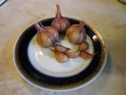 Чеснок иногда после консервации или даже в процессе ее подготовки меняет цвет – синеет или зеленеет