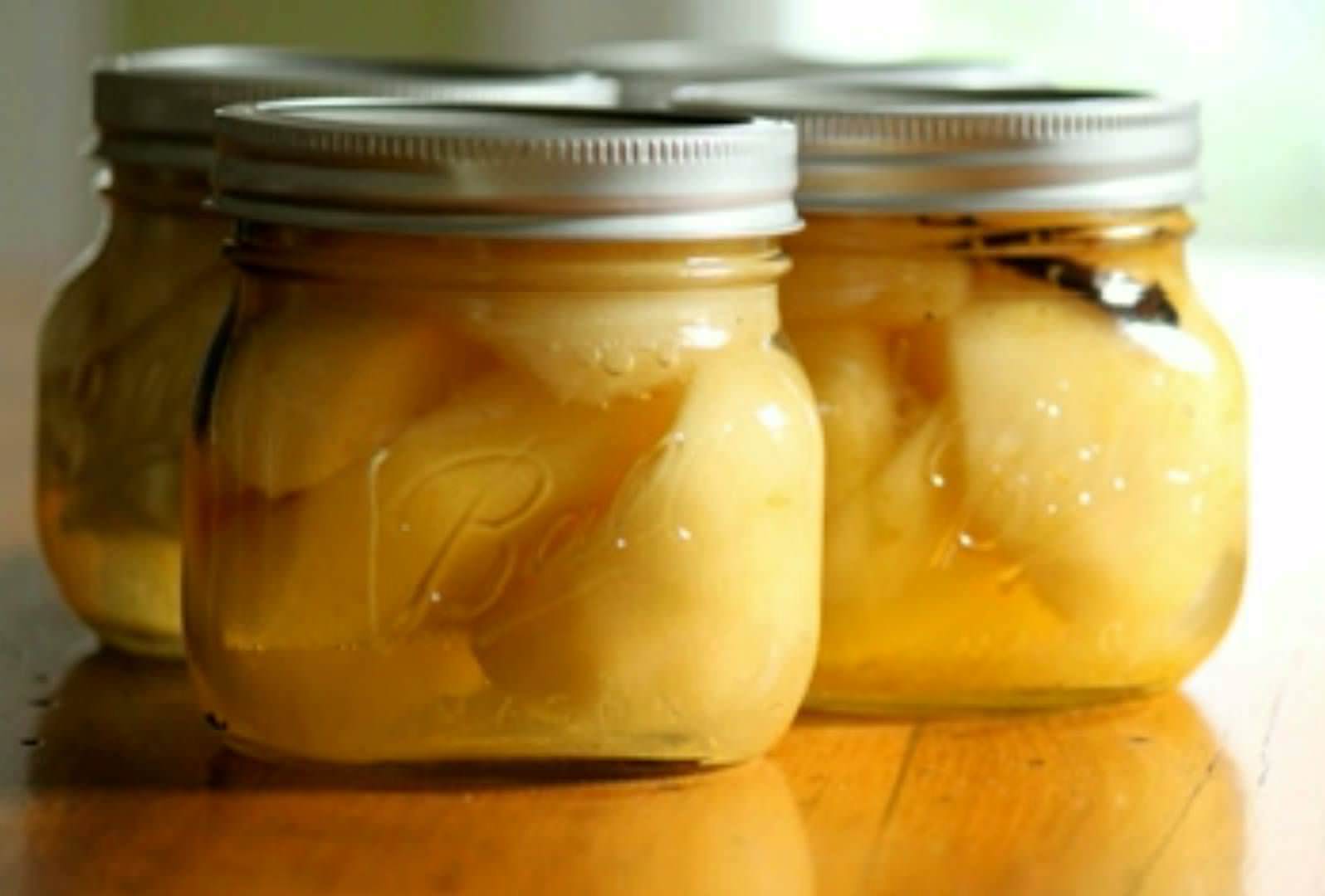 Простой и в то же время оригинальный способ заготовки груш на зиму позволит насладиться легким, низкокалорийным десертом холодными зимними вечерами