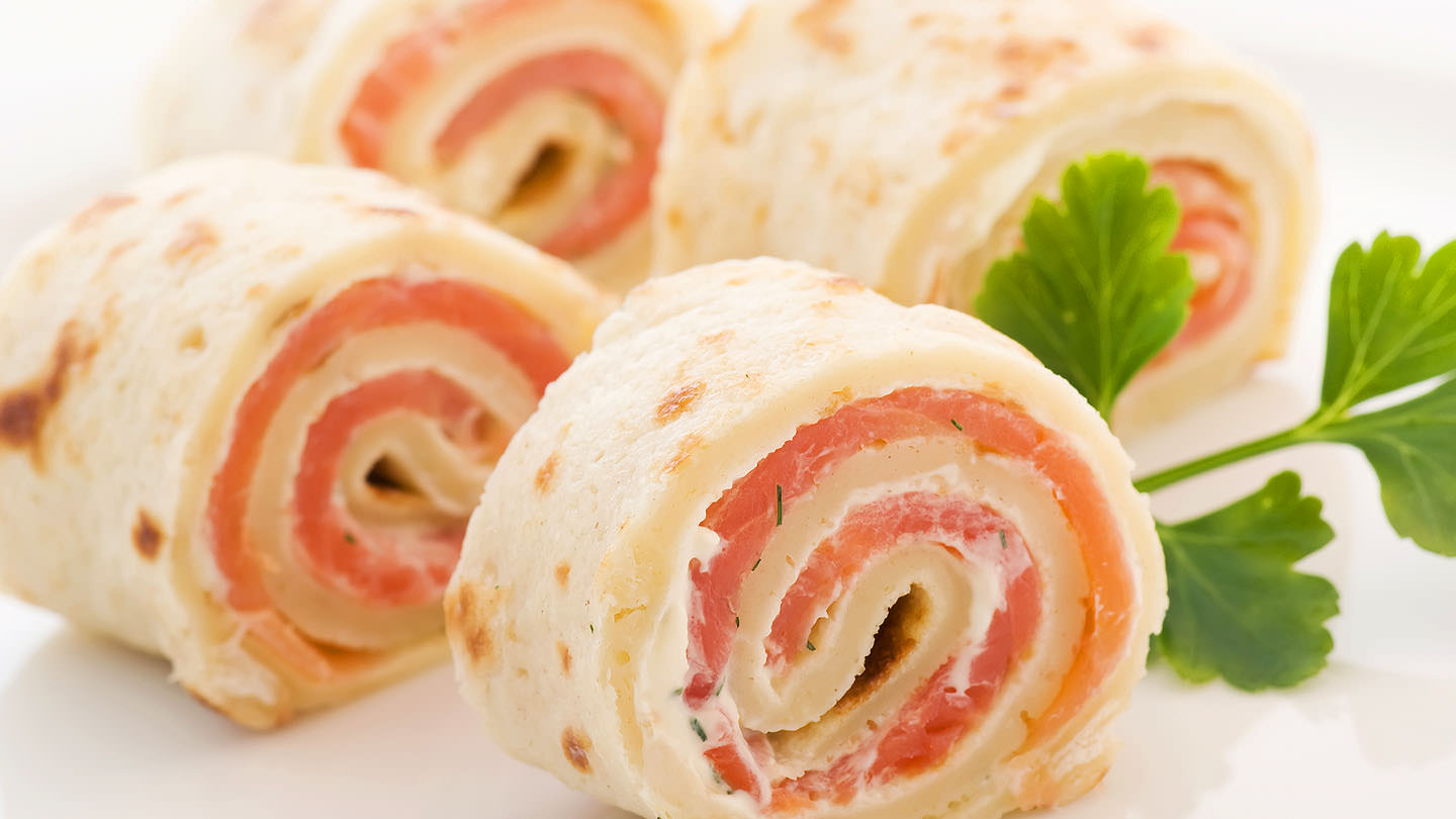 Такие блины превосходно сочетается с другими холодными закусками