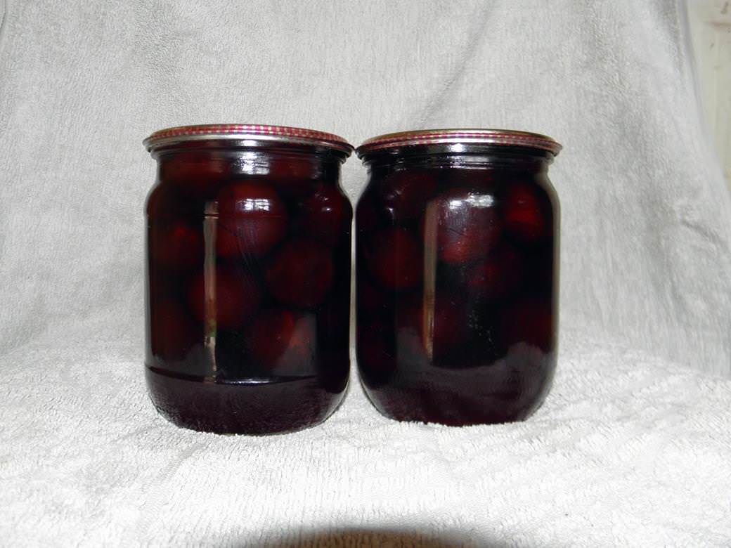 Сливы, маринованные с корицей, хорошо сочетаются с мясными блюдами