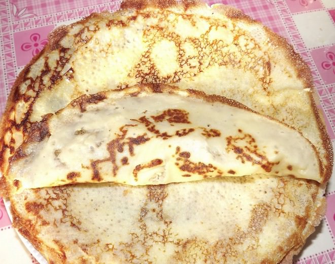 Данный рецепт отличается отсутствием яиц в тесте, что придает вкусу блинчиков особую нежность