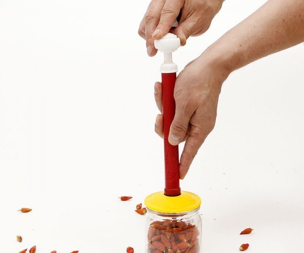 Консервирование с помощью вакуума нравится многим хозяйкам за значительную экономию времени