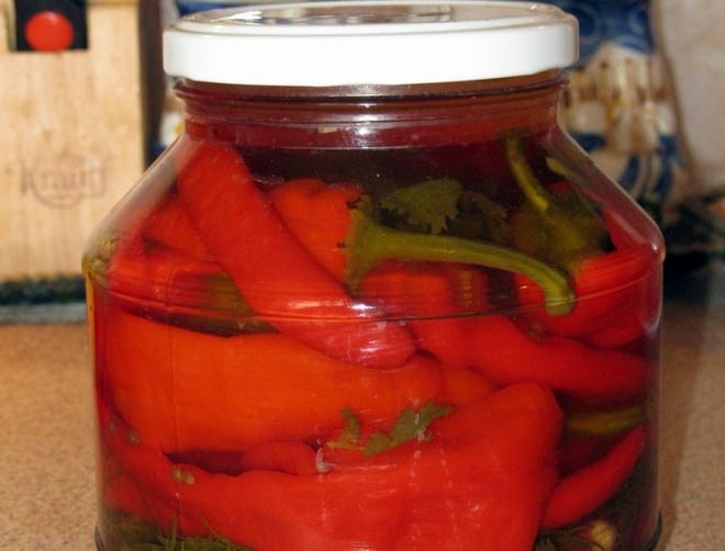 Острая закуска из перцев разнообразит вкус всевозможных домашних блюд из мяса, рыбы и овощей