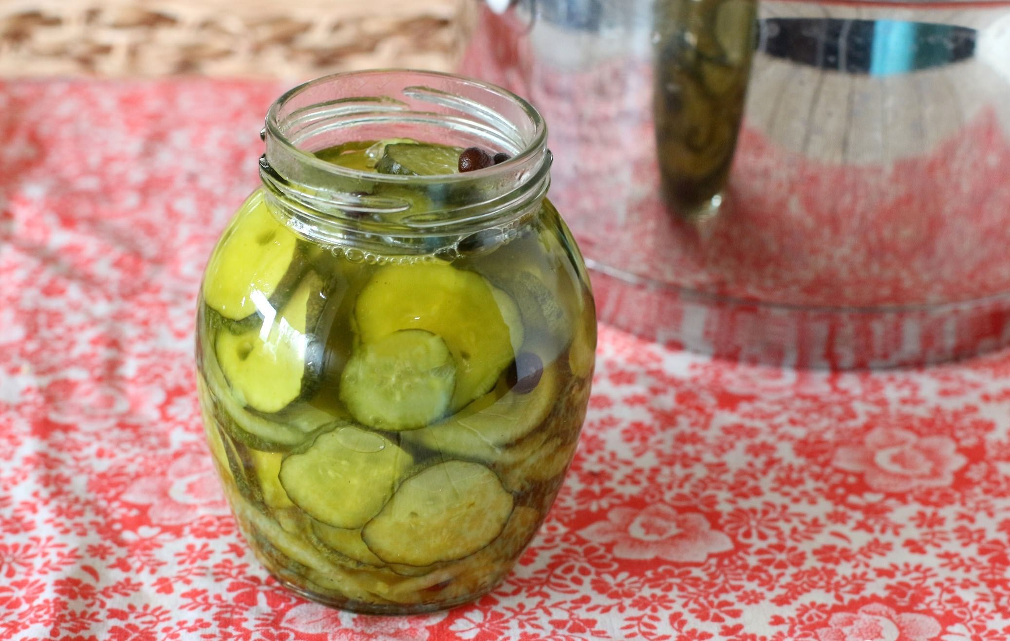 Огурцы, приготовленные по этому рецепту, станут отличной закуской на праздничном застолье