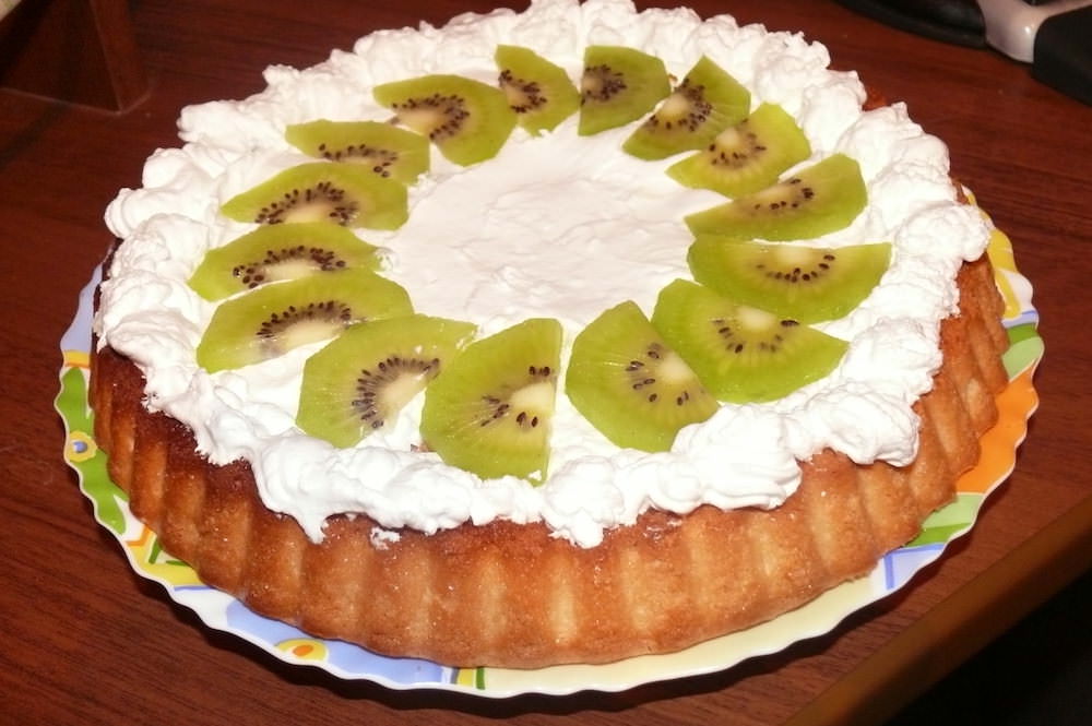 Готовую шарлотку можно украсить фруктами и кремом