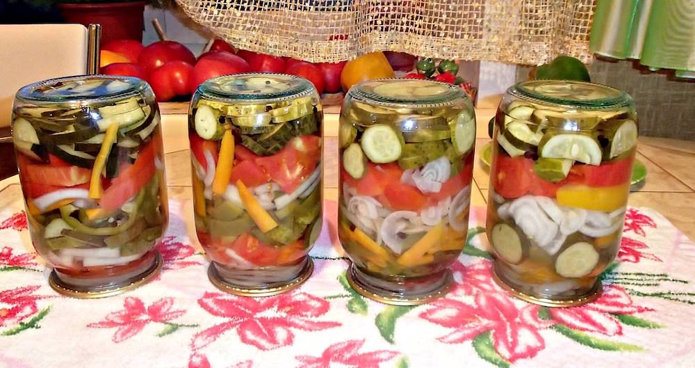 Огурцы для этого салата можно резать не только вдоль, но и кольцами