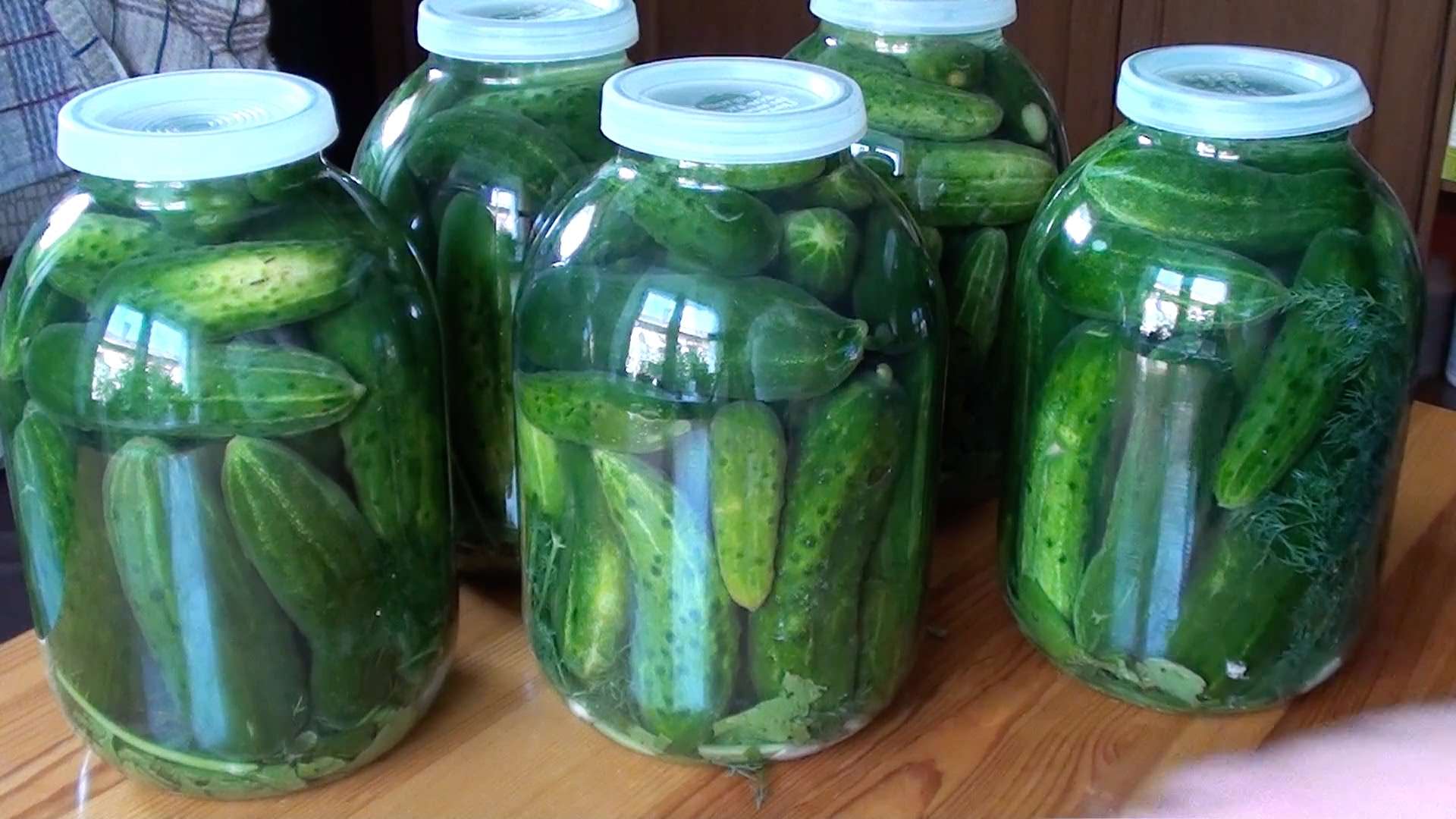 Огурцы в этом рецепте закрываются под капроновую крышку