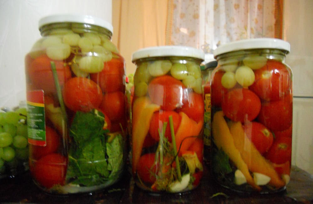 Для подобного рецепта необходимо всего лишь несколько раз залить помидоры горячей водой