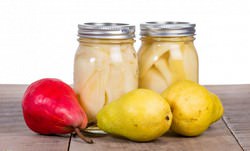 Законсервированные целиком или дольками плоды груши зимой будут напоминать о ярком солнечном лете