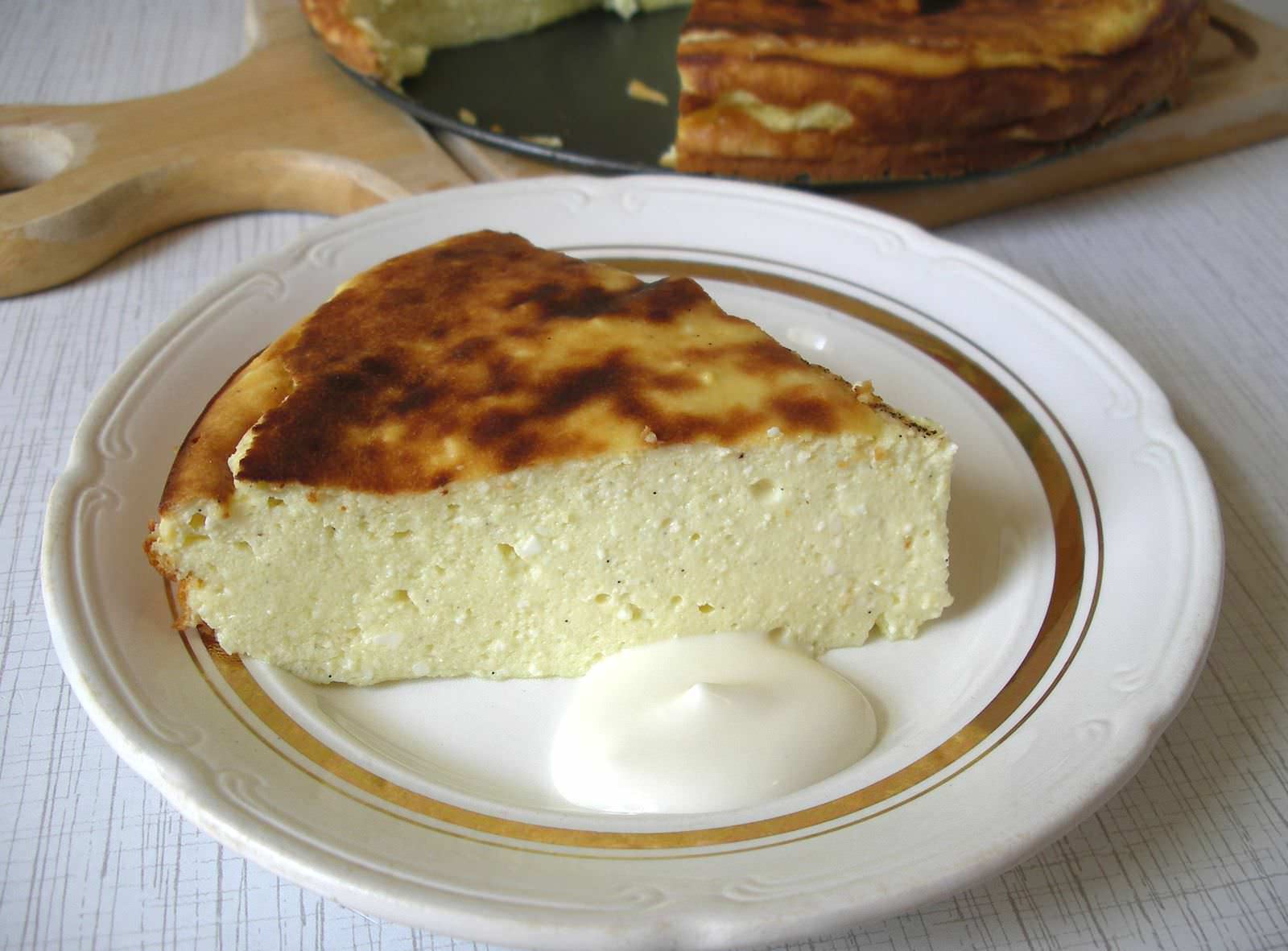 Творожная запеканка с манкой подходит тем, кто любит быструю, но вкусную выпечку