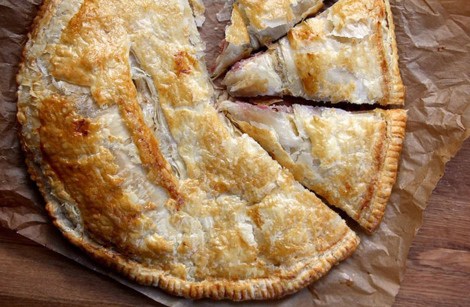 Слоеный пирог с курицей и грибами станет настоящим украшением стола