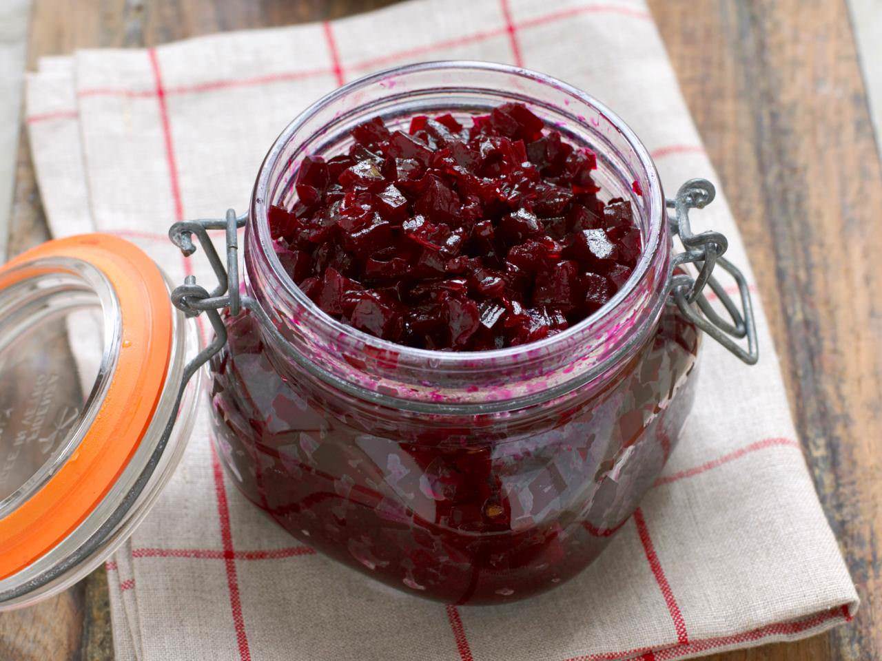 По своим вкусовым качествам свекольная икра превосходит другие варианты, например, кабачковую или икру с баклажанами