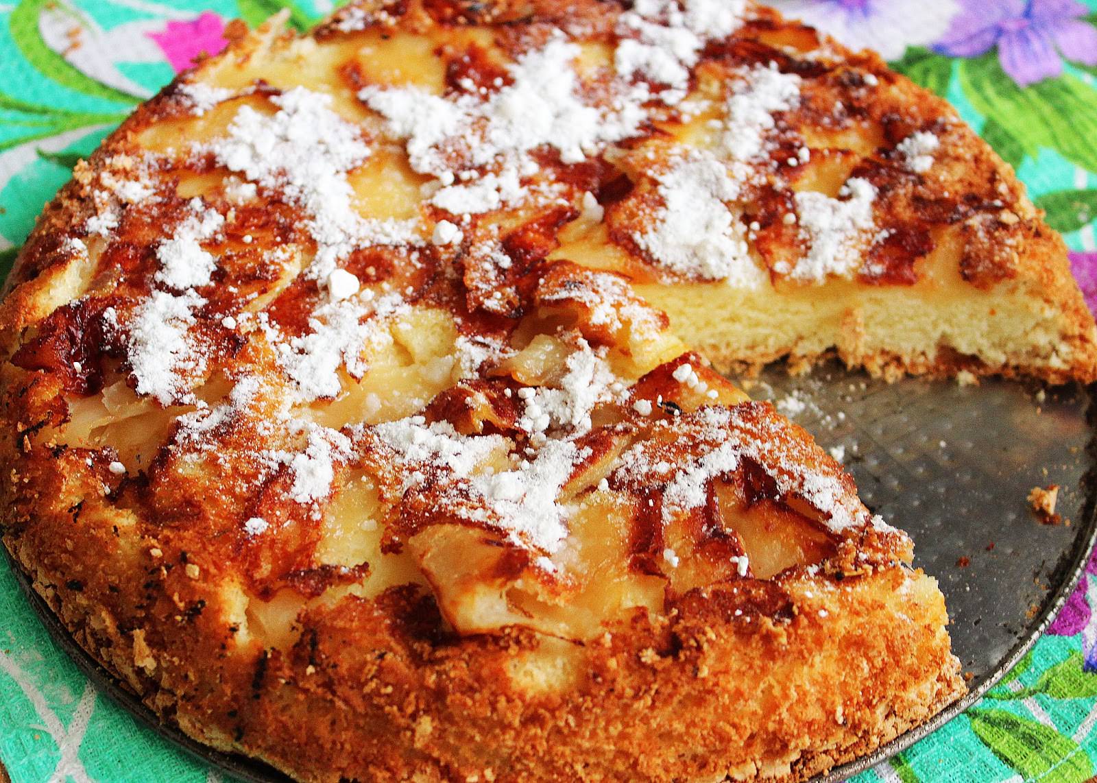 Шарлотка имеет легкий аромат лимона