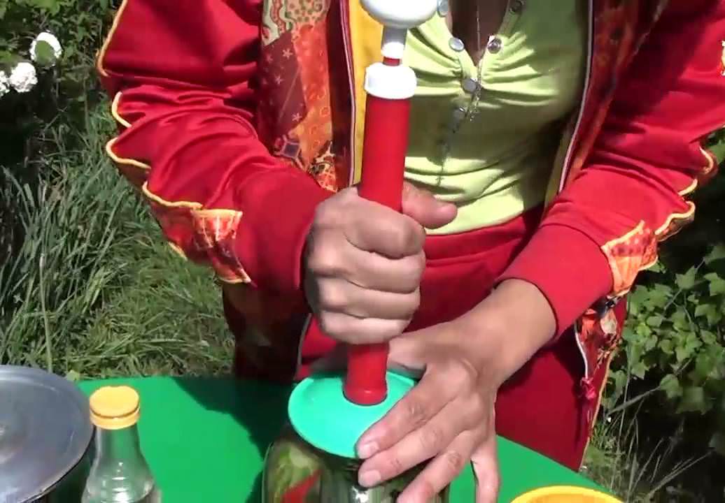 Пользоваться крышками для закатки консервации очень легко