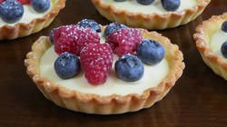 Шарлотка с ягодами – вкусный и необычный десерт, который легко приготовить