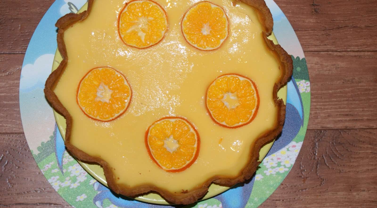 Запеканку можно украсить дольками фруктов