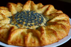 Большим плюсом запеканки на кефире является то, что она может выступать как в роли десерта, так и сытного второго блюда