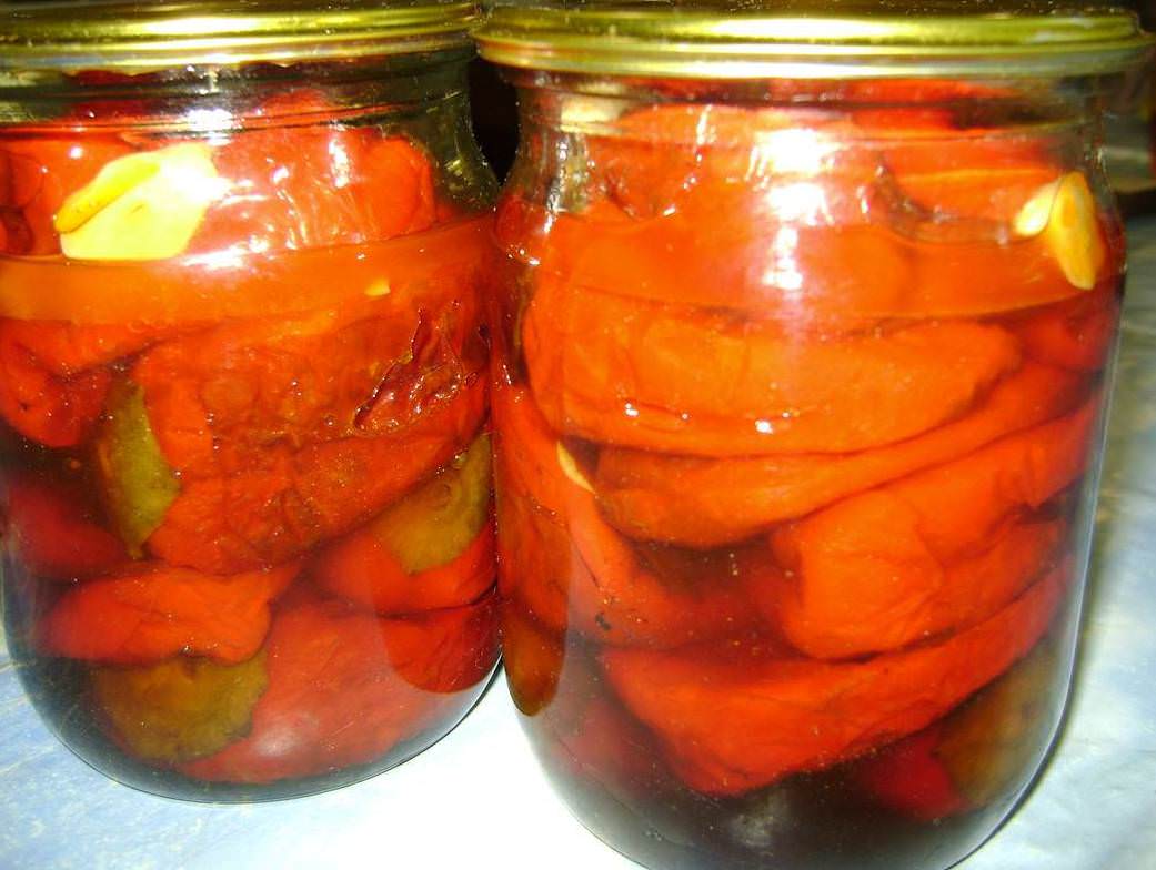 Маринованный жгучий перец превосходно дополнит вкус многих блюд в холодную скупую зиму