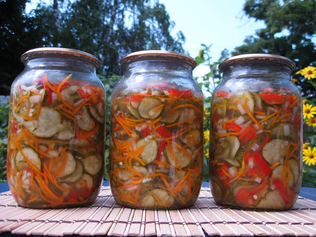 Этот пикантный салат сделает ваш зимний стол особенным и праздничным