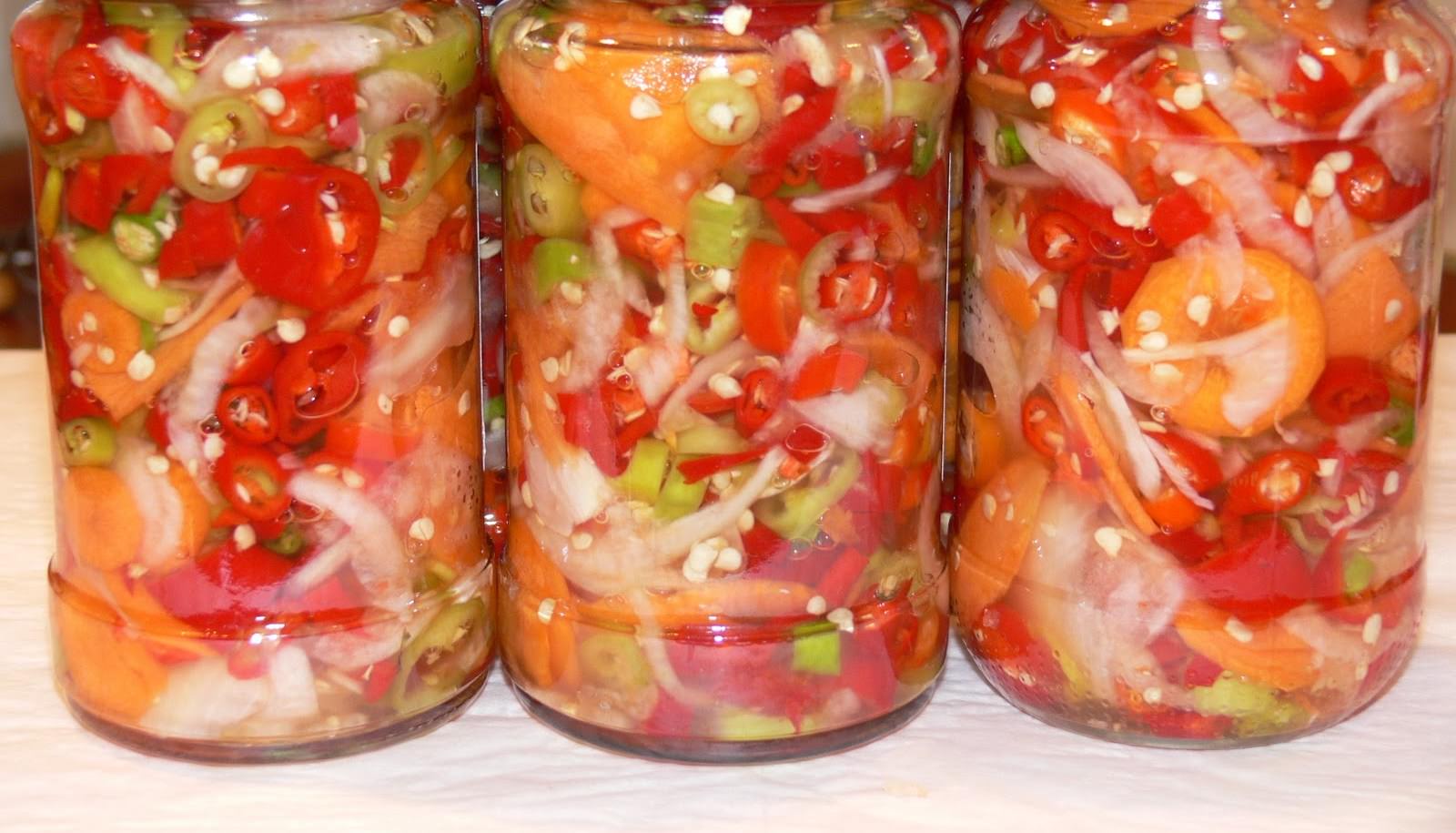 Этот салат еще в банках выглядит вкусно