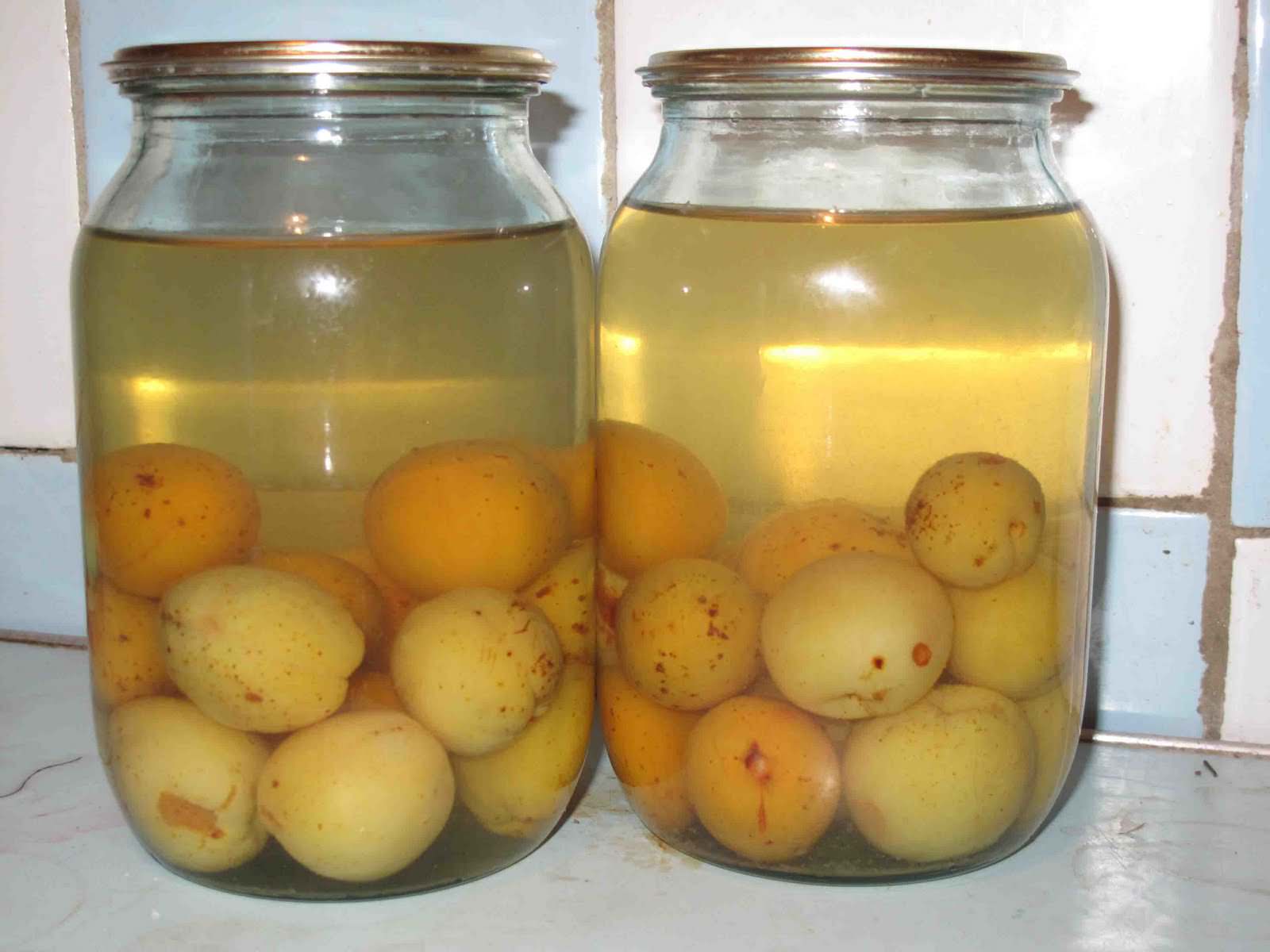 Сливы для такого напитка используют целиком, косточки не удаляют