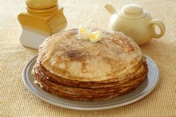 Если сделать блины на кефире и на молоке, они получатся очень вкусными, сдобными, тоненькими и ажурными
