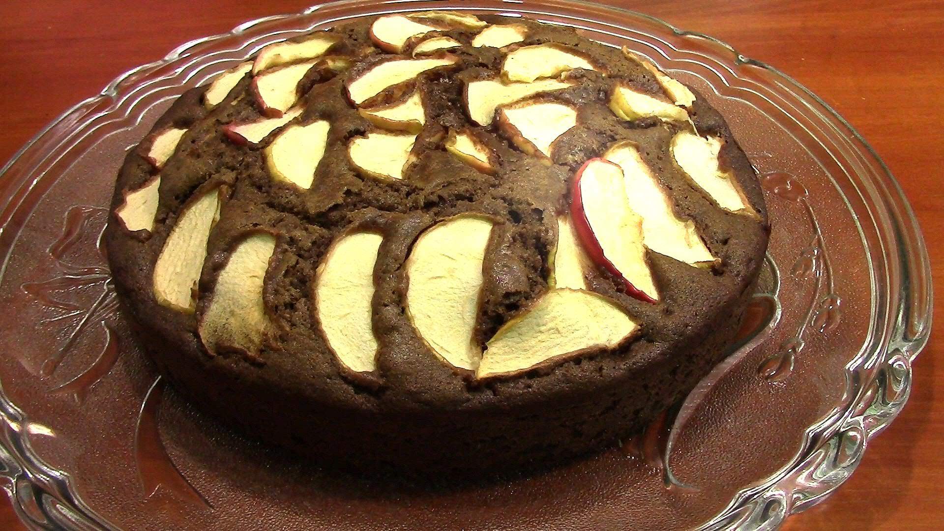 Шоколад и какао способен улучшить вкус практически любой выпечки, прекрасно дополнят эти продукты и шарлотку