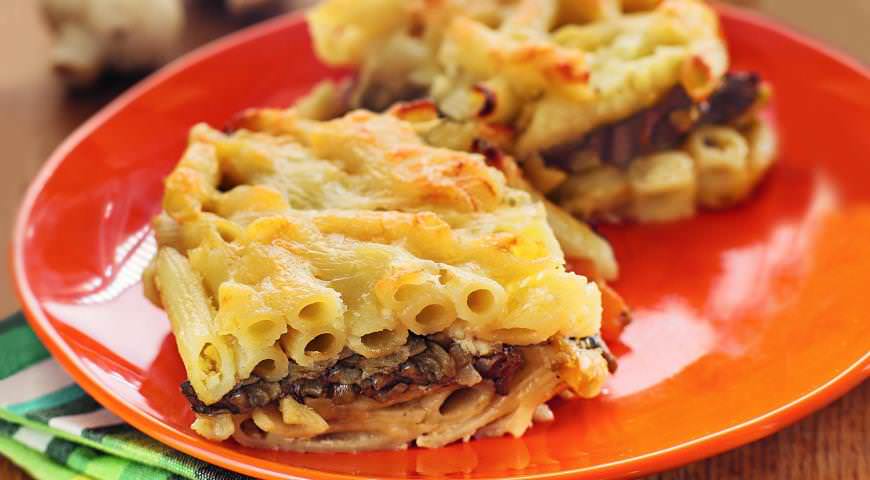 Ингредиенты в запеканке лучше распределять слоями: так она будет выглядеть аппетитнее