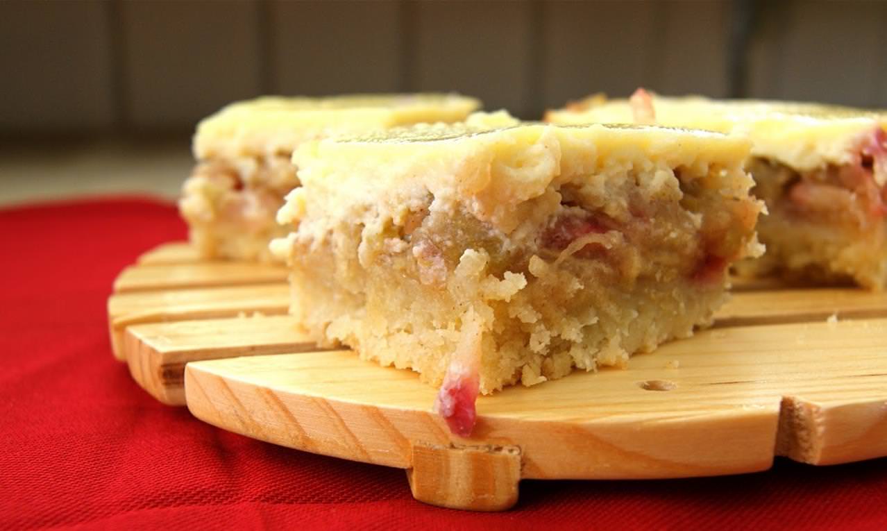 Шарлотка на манке получается по-настоящему нежной
