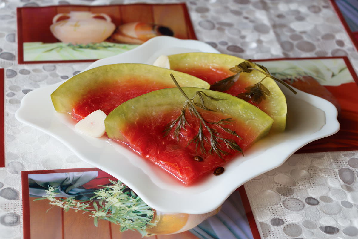 Арбузы, приготовленные таким образом, получаются с необычным острым вкусом