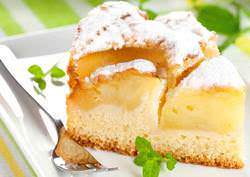 Шарлотка, среди ингредиентов которой есть майонез, не похожа по вкусу на обычный пирог