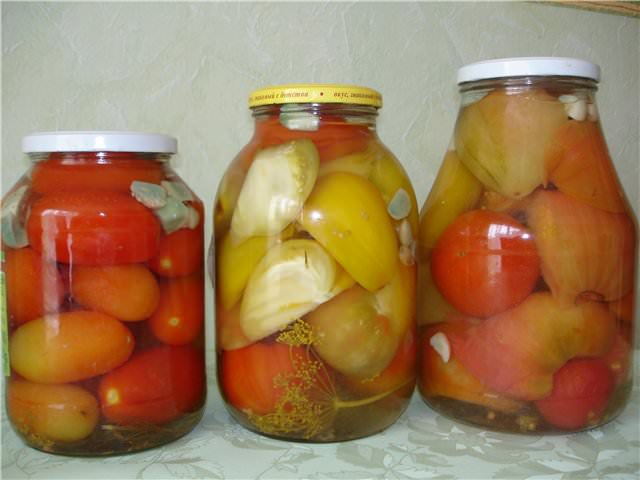 Сочные и в меру сладковатые помидоры с легкой пикантной нотой можно подать на праздничный стол