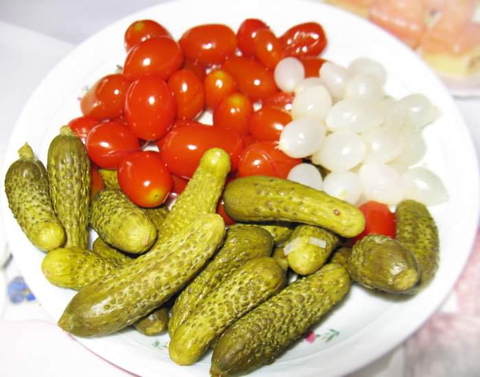 Помидоры Черри с корнишонами – что может лучше украсить праздничный стол?