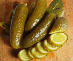 Переросшие огурцы можно использовать для маринования и приготовления разнообразных салатов