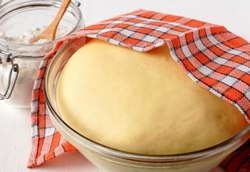 Приготовить пышное тесто для булочек на сухих дрожжах быстро и правильно можно очень просто