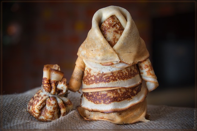Опорой для блинов может служить любая кукла или даже нужной формы бутылка