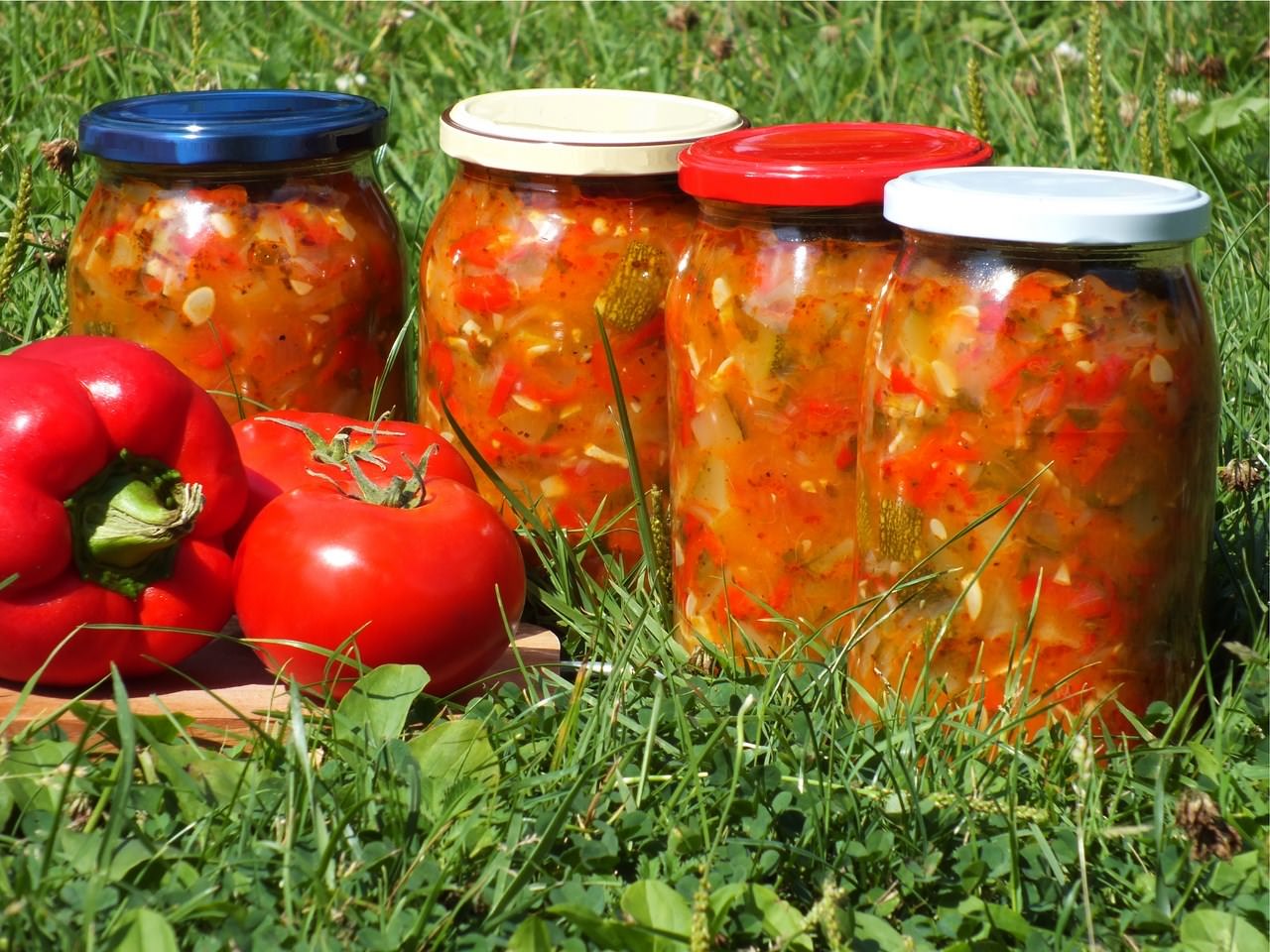 Салат получается сочным, красивым и вкусным