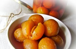 Нежный вкус и легкий аромат позволяет готовить из консервированных слив как десерты, так и отменные закуски