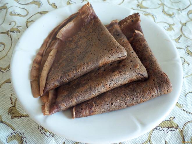 Блины из ржаной муки имеют шоколадный цвет