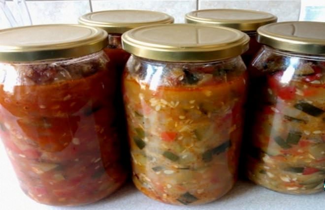 Хрустящие огурцы вместе с перцем, морковкой и томатом – это заманчивое сочетание дает кисло-сладкий вкус