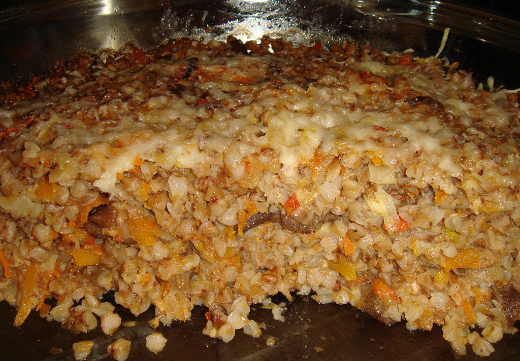 Запеканка, которая содержит и мясо, и грибы, и сыр, особенно вкусна