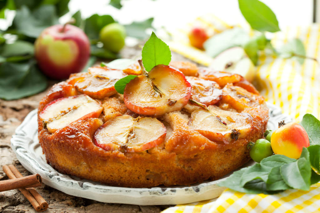 Такая шарлотка не только вкусна, но и выглядит красиво