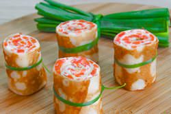 Блинчики с красной рыбой сложно назвать экономным блюдом, но как же аппетитно и красиво они выглядят на праздничном столе