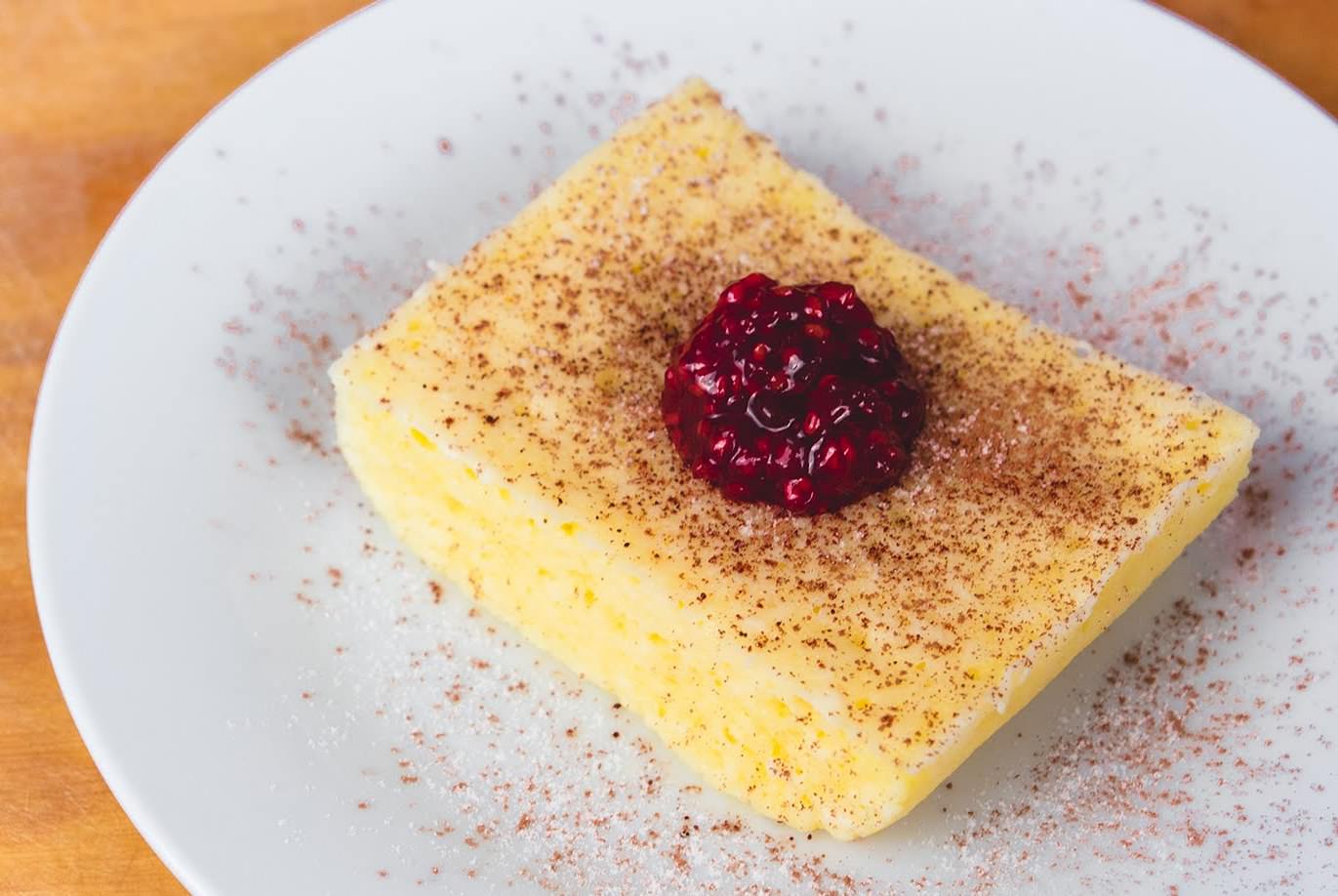 Украсить запеканку можно, посыпав ее какао или полив вареньем