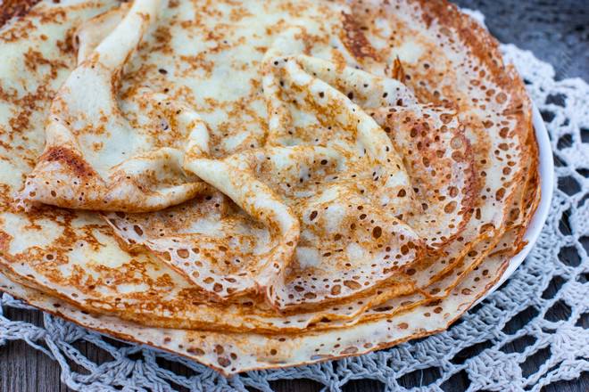 Если хотите побаловать себя и свою семью дырчатыми, нежными и вкусными блинами, то приготовьте дрожжевые блины на опаре